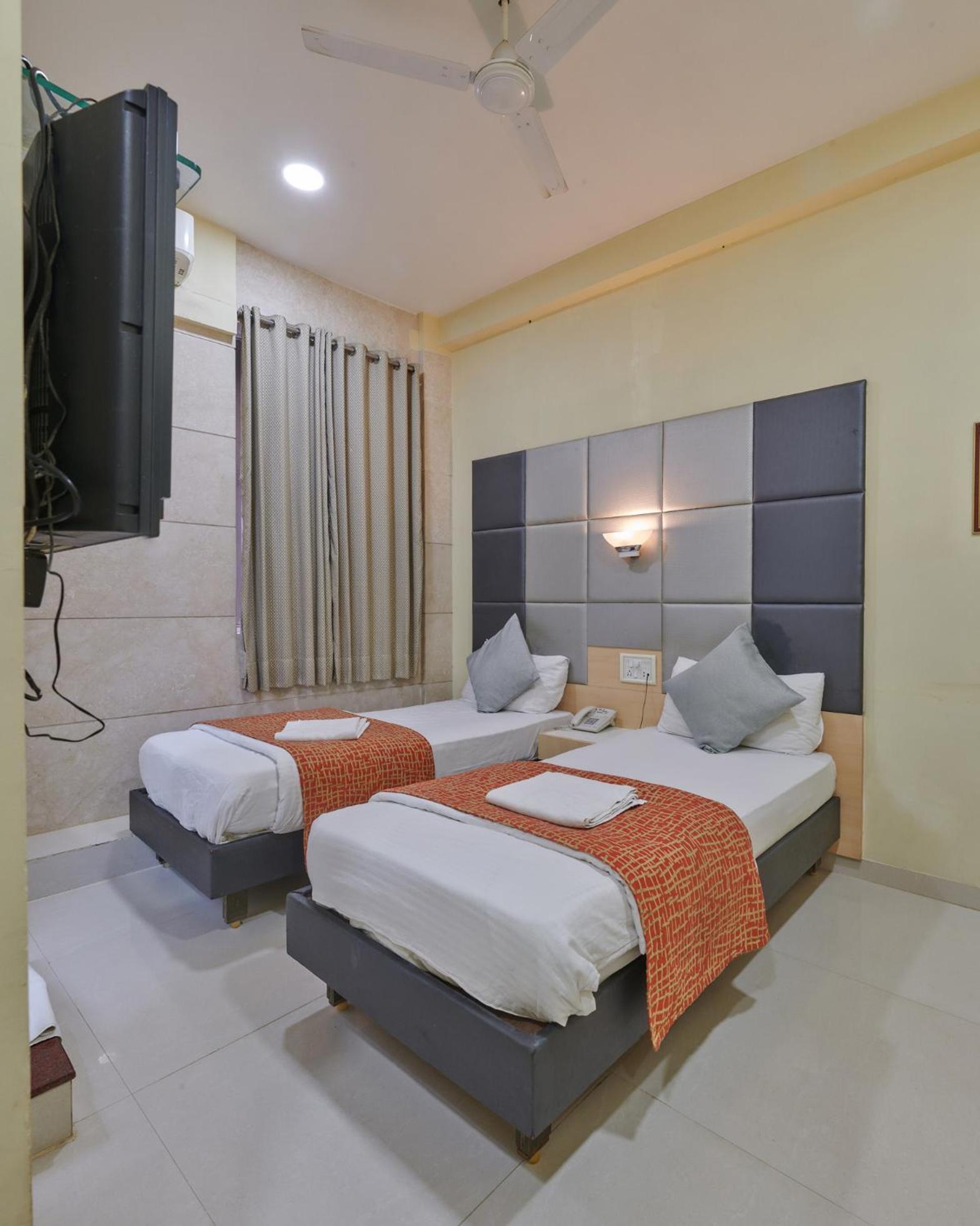 Bentley Hotel Marine Drive Mumbai Exterior photo