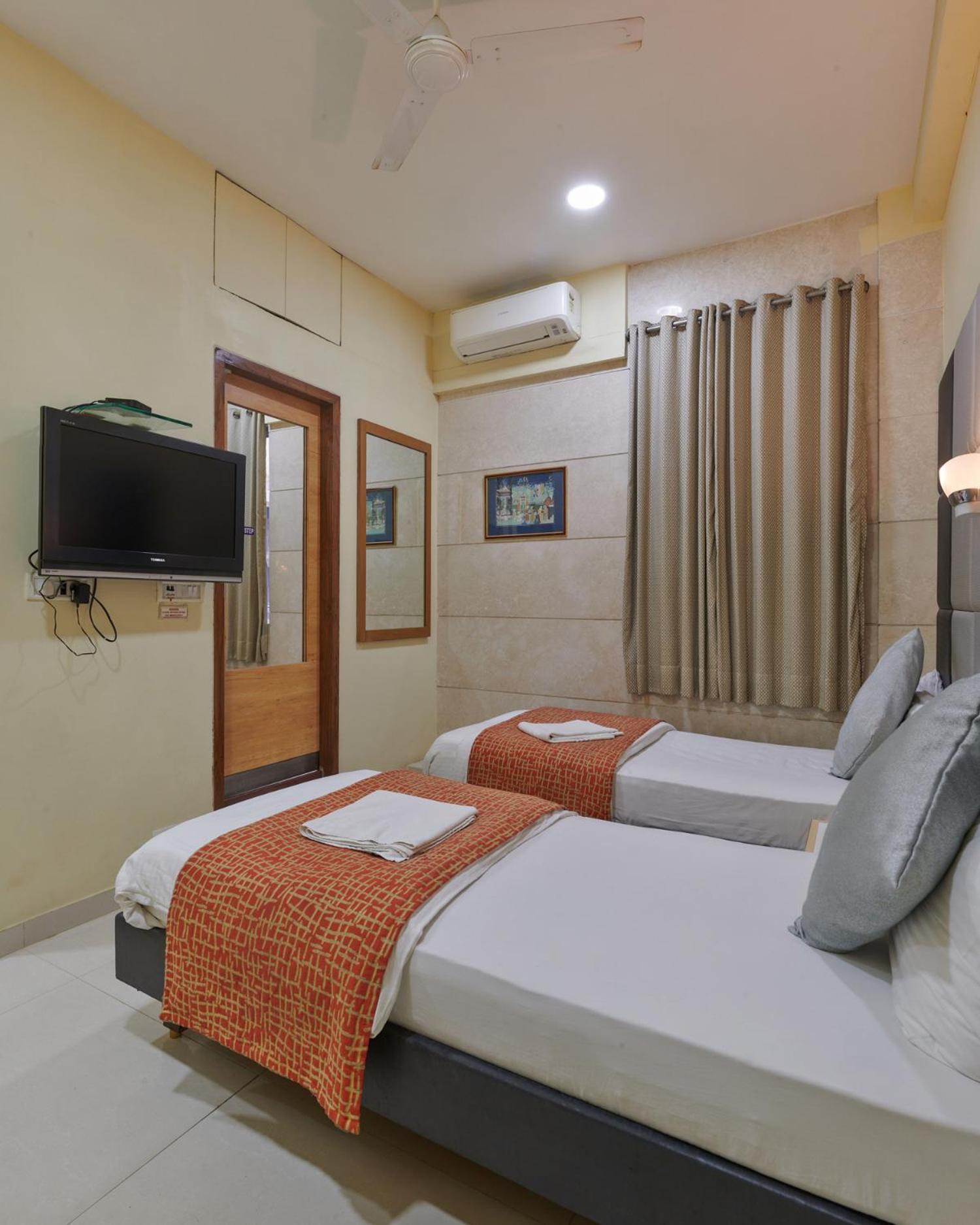Bentley Hotel Marine Drive Mumbai Exterior photo