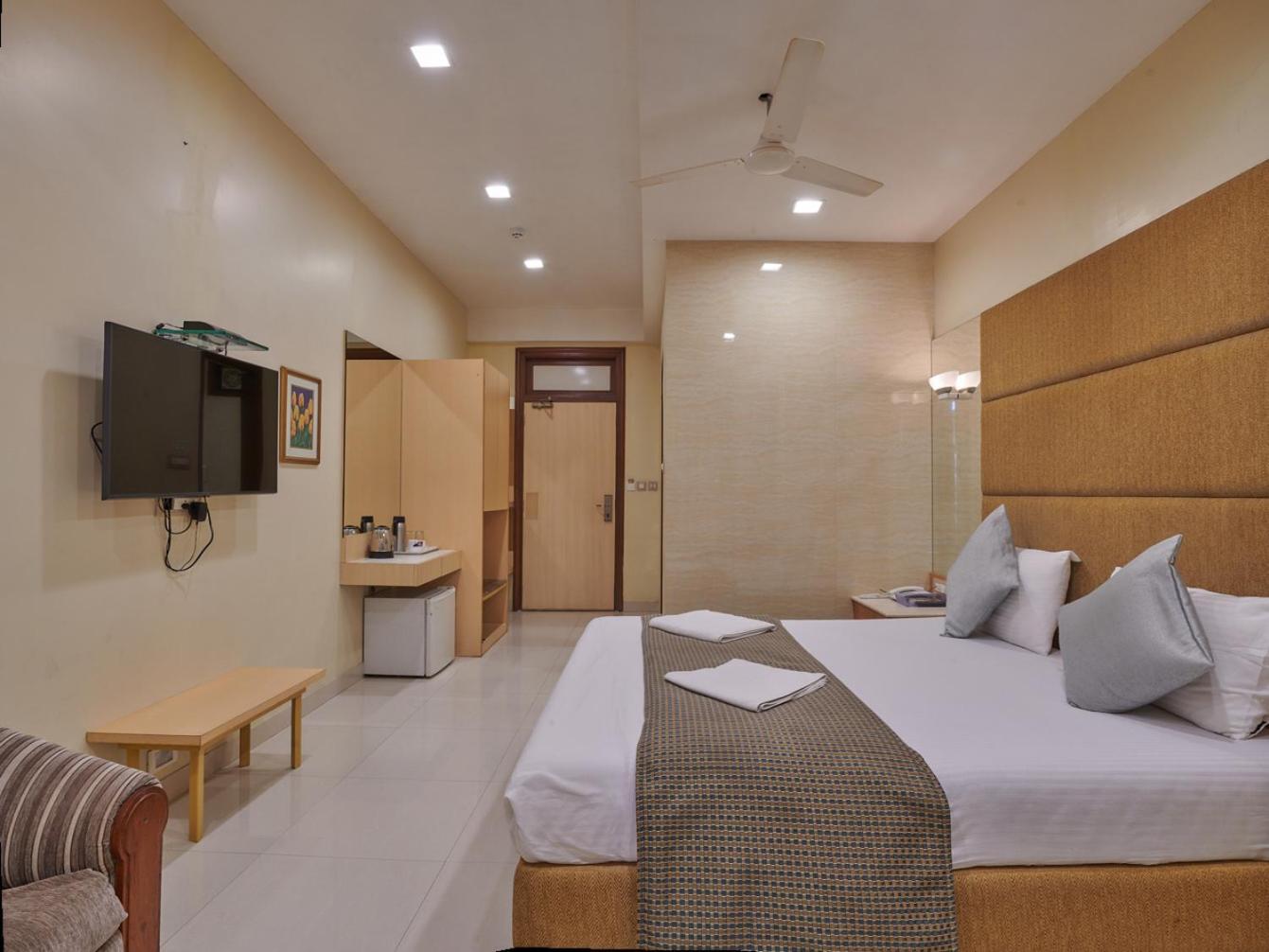 Bentley Hotel Marine Drive Mumbai Exterior photo