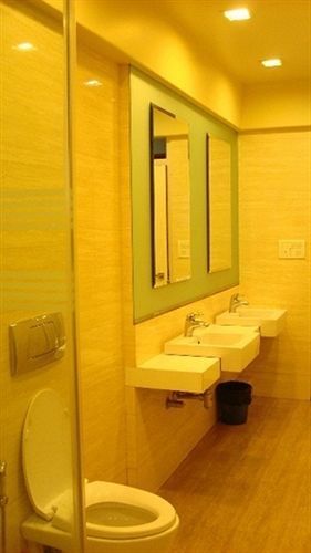 Bentley Hotel Marine Drive Mumbai Exterior photo